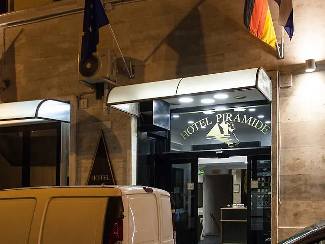 Pyramid Hotell