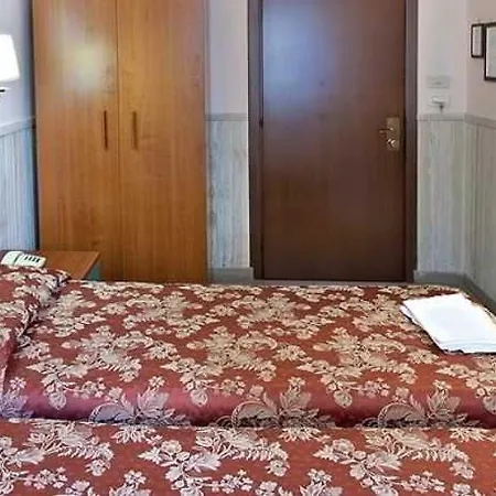 Pyramid Hotell 3*