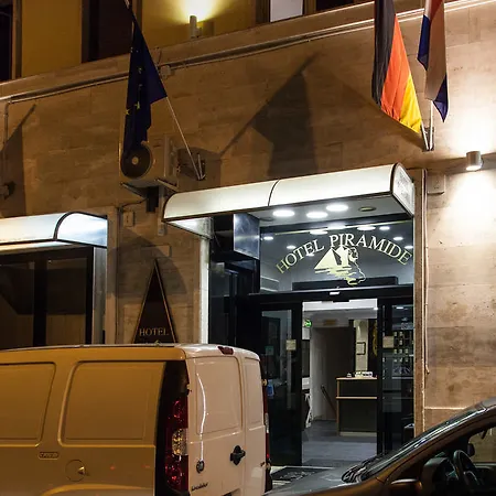 Pyramid Hotell