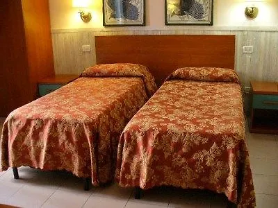 Pyramid Hotell 3*